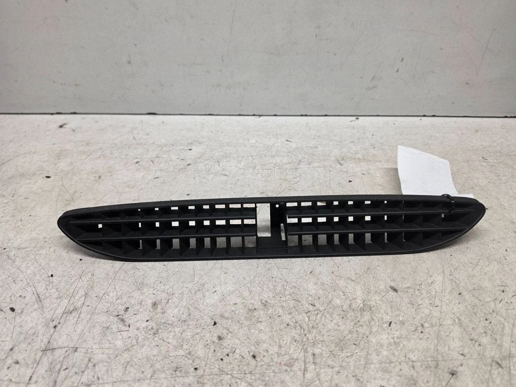 Armatuurlaua keskmine õhutusrest – Audi A6 S6 C5 4B (1997-2005)