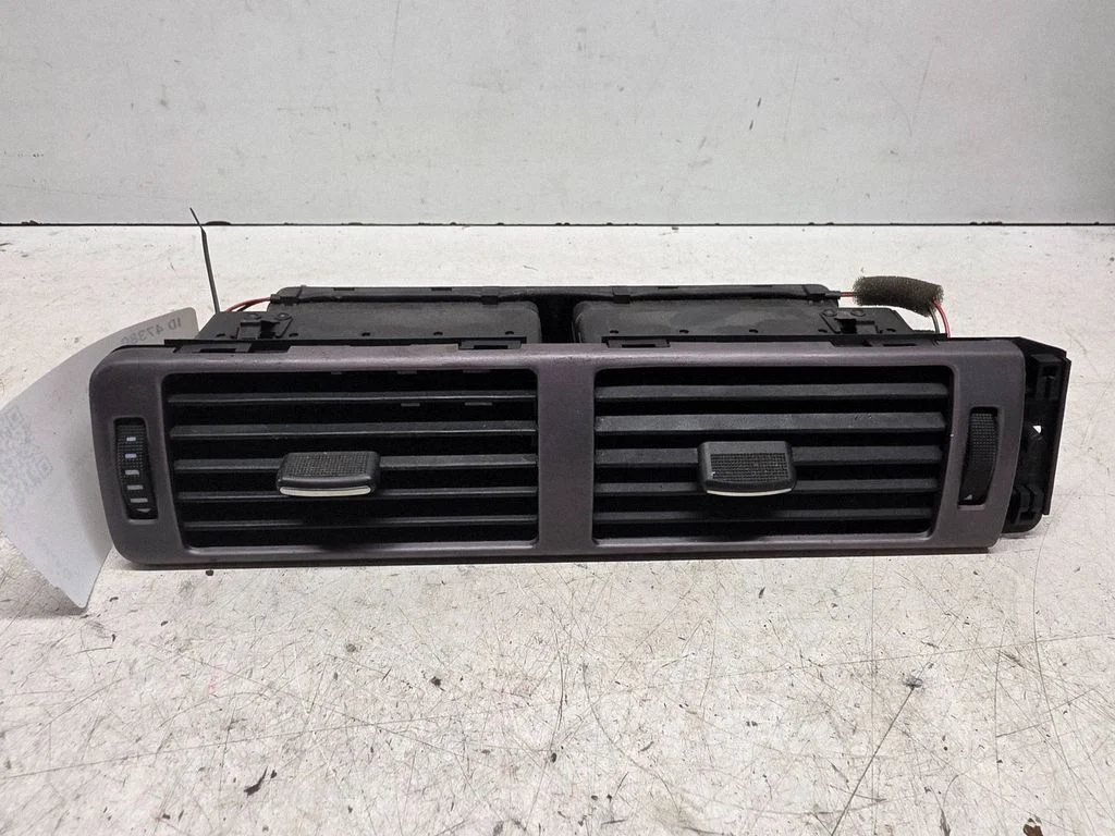 Armatuurlaua keskmine õhutusrest – Audi A6 S6 C5 4B (1997-2005)
