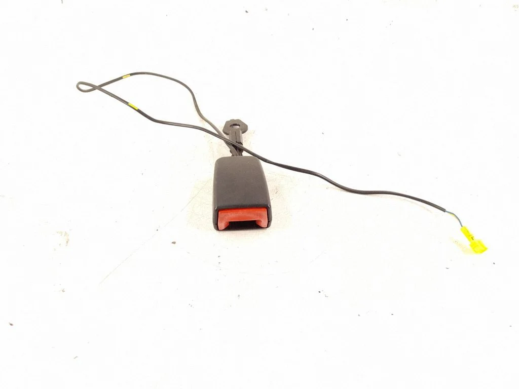 Front seatbelt buckle 2048602469 – Mercedes-Benz C-Class AMG W204 (2007-2014)