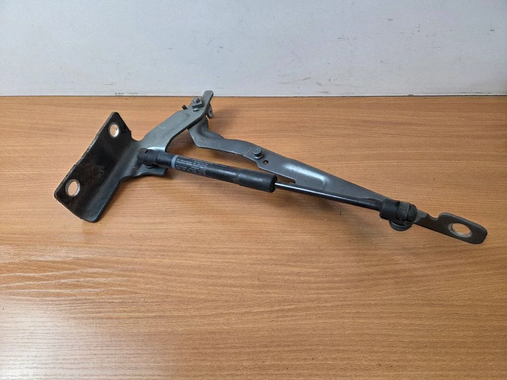 Engine bonnet/hood hinges – Volvo V60 (2013-2018)