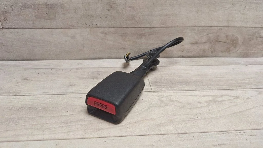 Front seatbelt buckle – Nissan Murano Z50 (2002-2008)