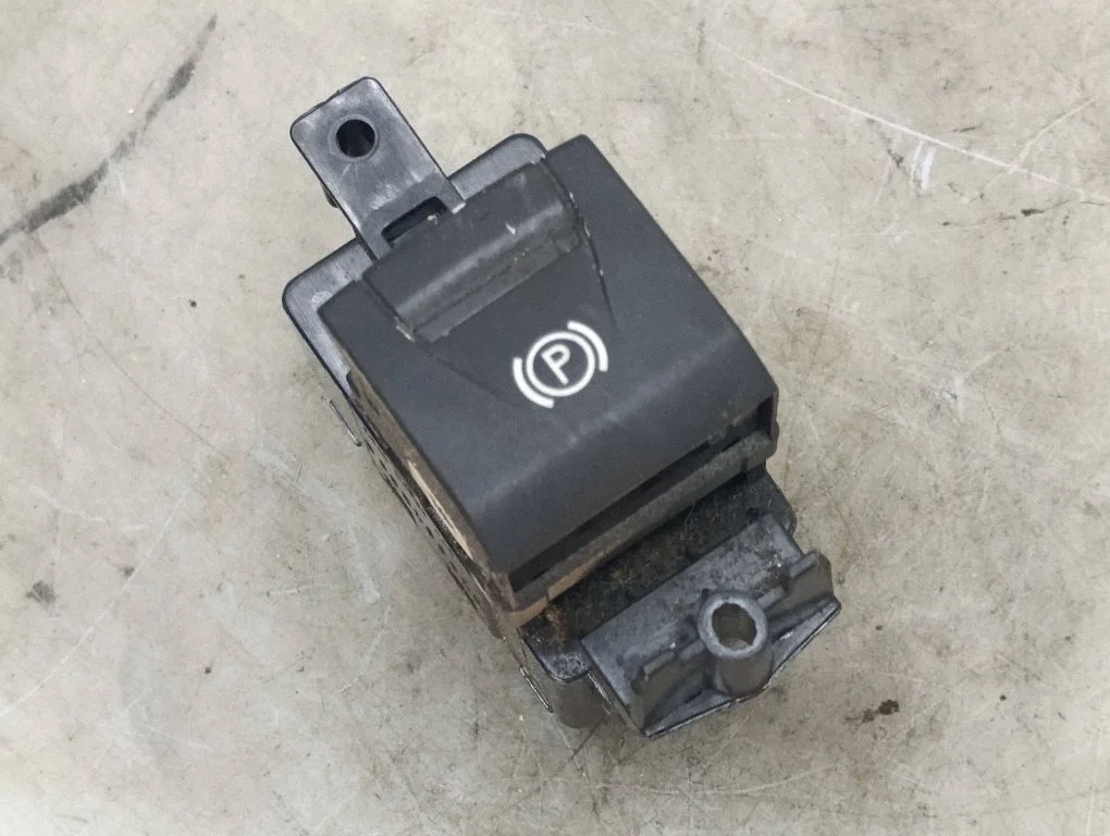 Hand parking brake switch – Renault Laguna III (2007-2015)