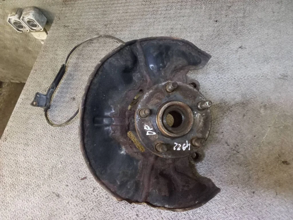 Front wheel hub spindle knuckle – Toyota Avensis T250 (2003-2006)