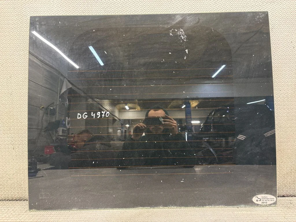 Loading door trunk window/glass – rear right