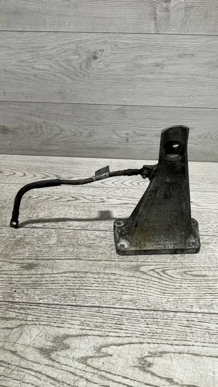 Dzinēja stiprinājuma kronšteins 6758420