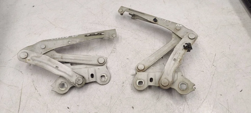 Engine bonnet/hood hinges – Skoda Superb B8 (3V) (2015-2024)