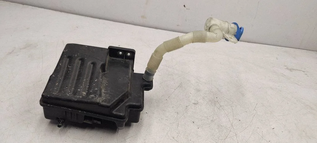 Logu mazgāšanas šķidruma tvertne – Volkswagen Golf VI (2008-2013)