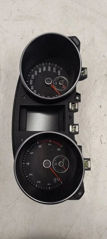 Spidometrs (instrumentu panelis) – Volkswagen Golf VI (2008-2013)