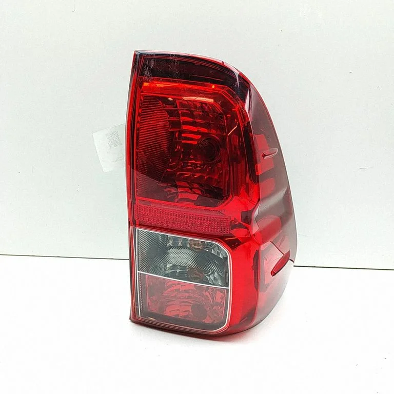 Aizmugurējais lukturis virsbūvē – Toyota Hilux (AN120, AN130) (2015-2020)