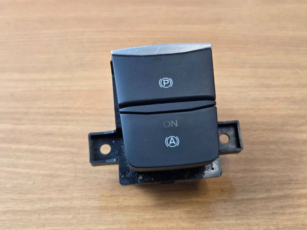 Rokas bremzes slēdzis – Ford Focus (2018-)