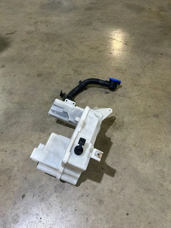 Klaasipesuvedeliku paak – Ford Focus (2018-)