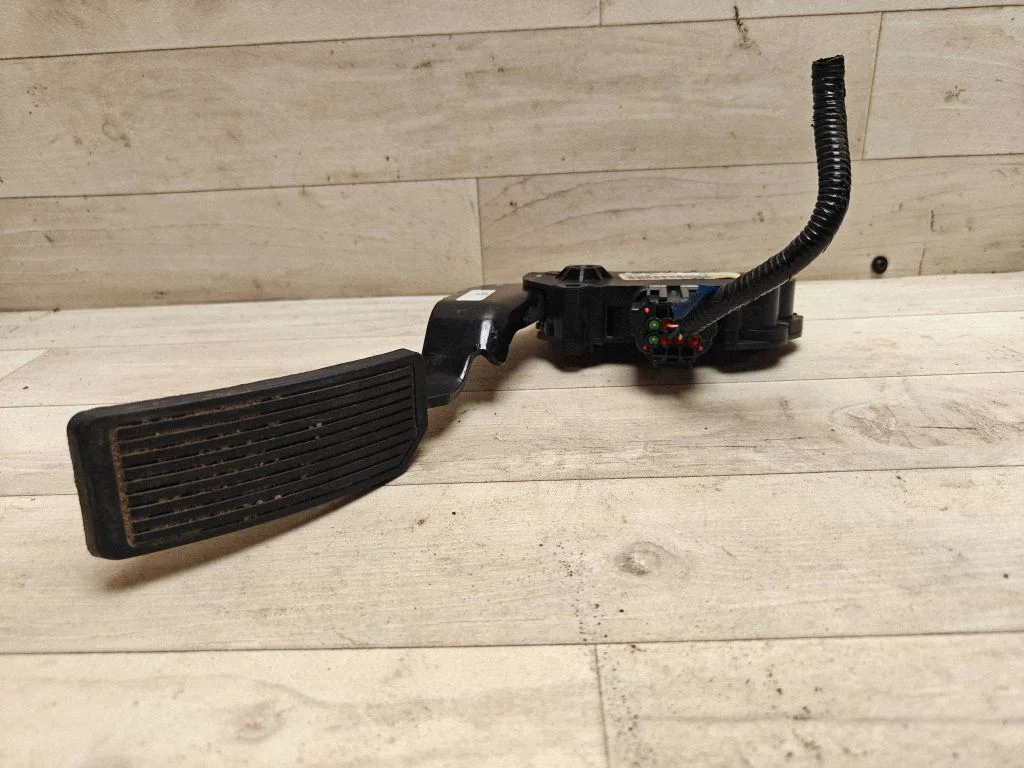 Accelerator throttle pedal – Nissan Murano Z50 (2002-2008)