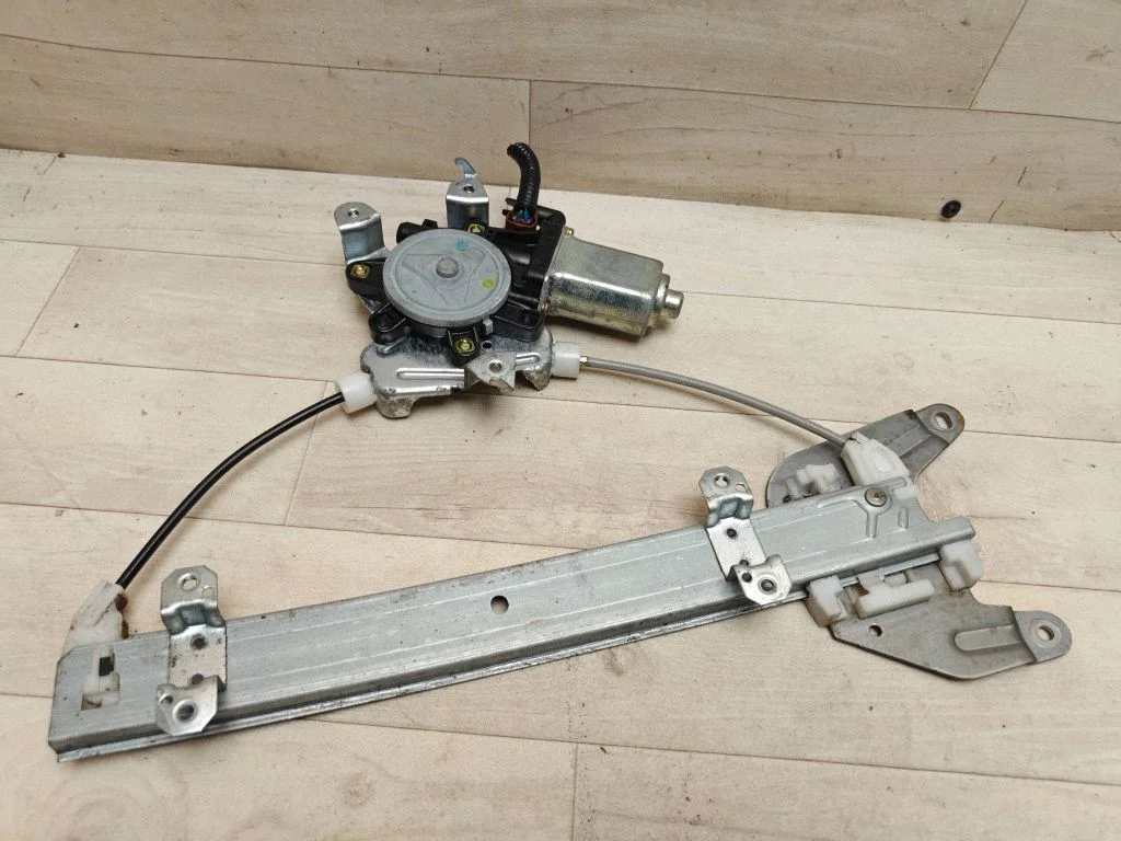 Rear door window regulator with motor – Nissan Murano Z50 (2002-2008)