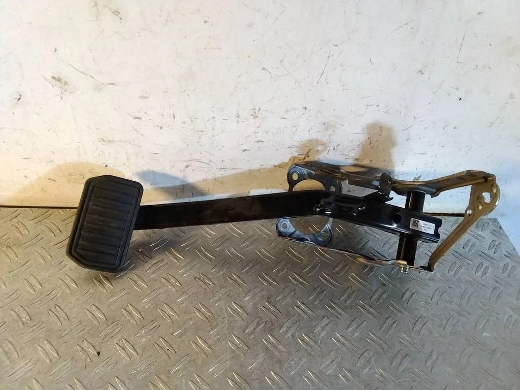 Brake pedal – Tesla Model S (2012-)
