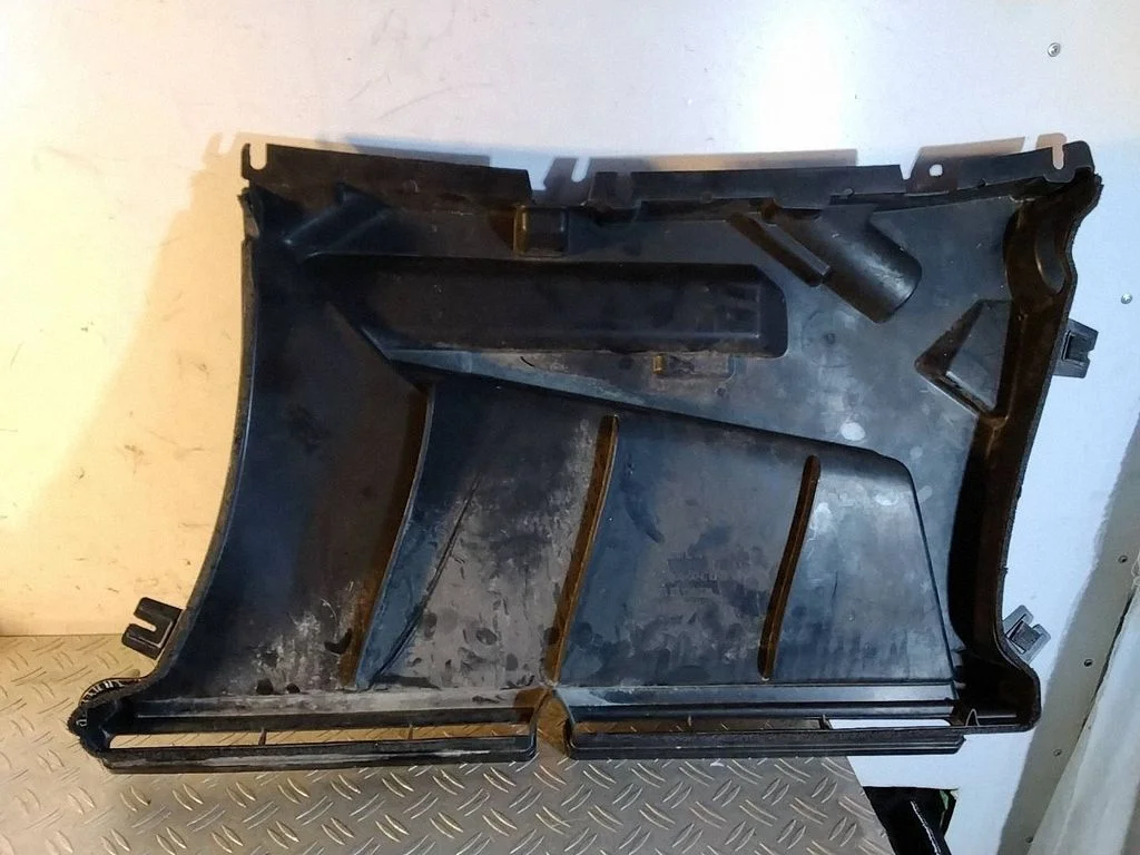 Cita motora nodalījuma detaļa – Tesla Model S (2012-)