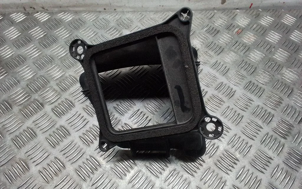 Część kanału dolotowego – Tesla Model 3 (2017-)