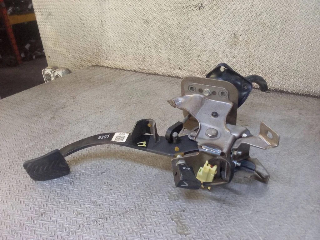 Clutch pedal – Hyundai Santa Fe (2006-2012)