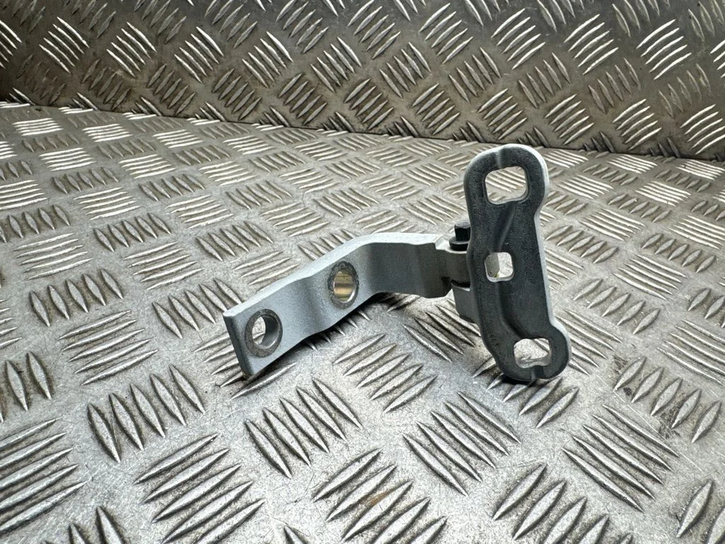 Front door upper hinge – Volvo XC90 (2014-)